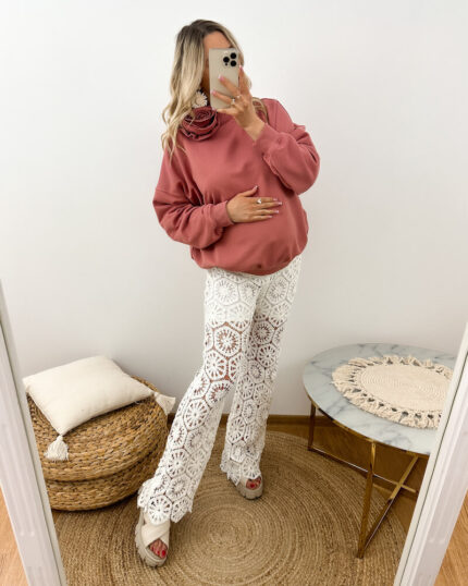 Różowa Bluza Ciążowa z Różą 3D Oversize Bawełniana prezentowana przez młodą mamę