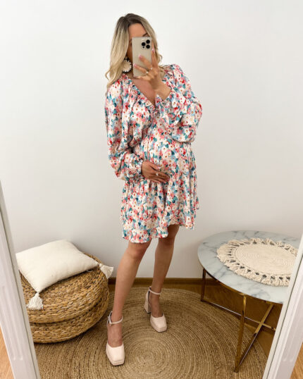 Sukienka ciążowa w kwiatuszki z wiskozy prezentowana przez młodą mamę