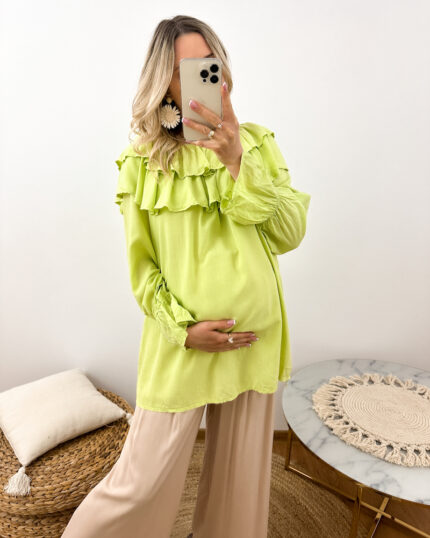 Bluzka ciążowa hiszpanka limonkowa z wiskozy prezentowana przez młodą mamę