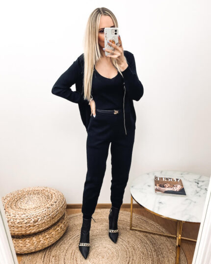 Dzianinowy komplet dresowy czarny 3w1 z wiskozy prezentowany przez młodą dziewczynę