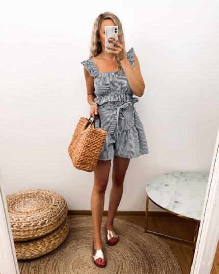 Komplet pin up w paski top + spodenki niebieski prezentowany przez młodą dziewczynę