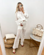 Koszula Ciążowa Biała Oversize na Guziki Rayon prezentowana przez młodą mamę