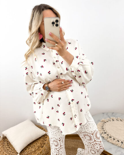 Koszula Ciążowa w Wisienki Oversize Bawełniana prezentowana przez młodą mamę
