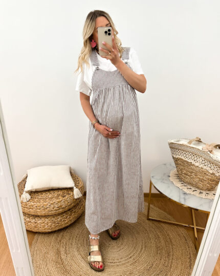 Lniana Sukienka Ciążowa Beżowa Ogrodniczka w Paski prezentowana przez młodą mamę