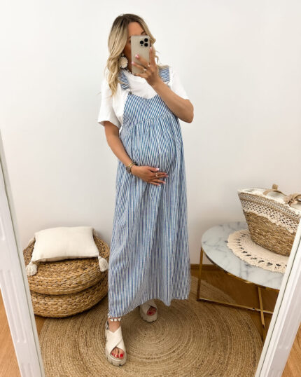 Lniana Sukienka Ciążowa Niebieska Ogrodniczka w Paski prezentowana przez młodą mamę