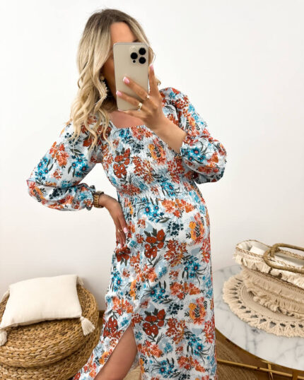 Sukienka Ciążowa Hiszpanka Niebieska w Kwiaty Midi prezentowana przez młodą mamę