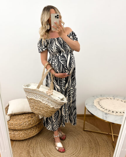 Sukienka Ciążowa Paisley Czarna Boho Hiszpanka Maxi prezentowana przez młodą mamę