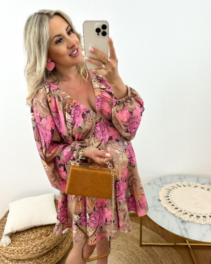 Sukienka ciążowa w kwiaty boho dekolt V prezentowana przez młodą mamę