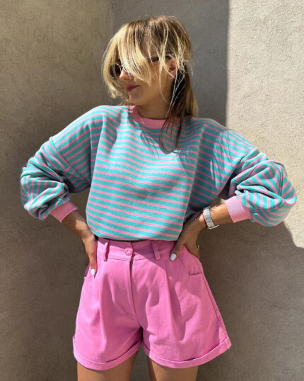 Szałwiowa bluza w paski bawełniana oversize prezentowana przez młodą dziewczynę