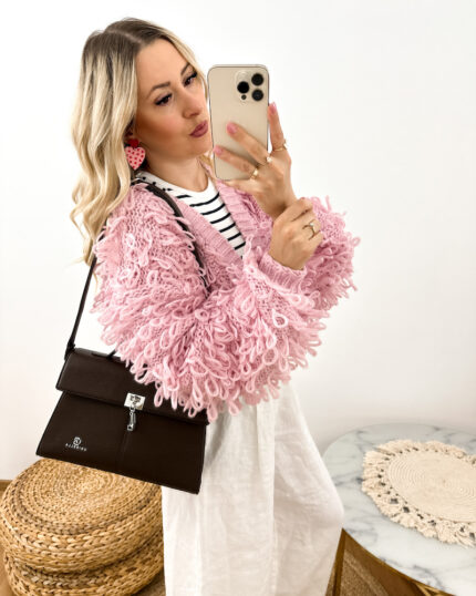 Czekoladowa torebka kuferek prezentowana przez młodą dziewczynę