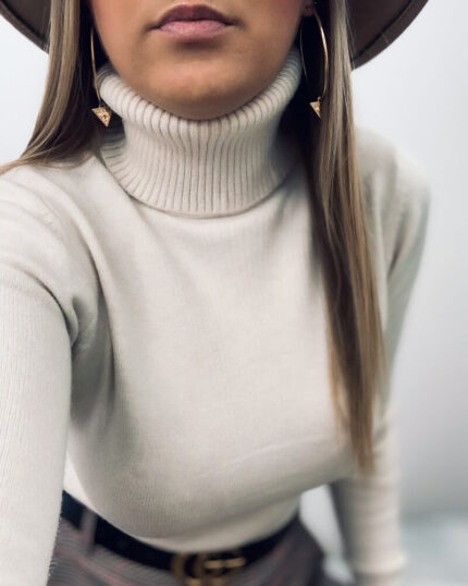 Golf damski beżowy z wiskozą prezentowany przez młodą dziewczynę