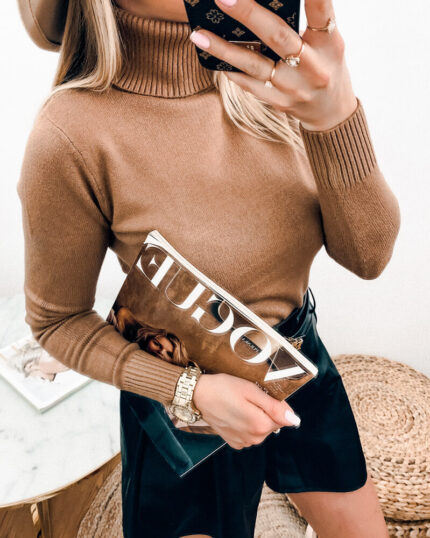 Golf damski camelowy z wiskozą prezentowany przez młodą dziewczynę