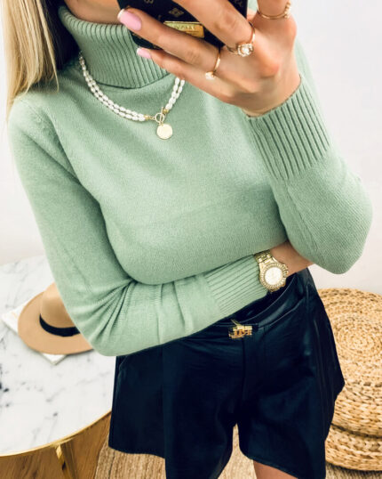 Golf damski pistacjowy z wiskozą prezentowany przez młodą dziewczynę