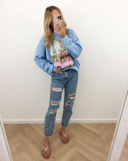 Niebieska Bluza Damska Paris prezentowana przez młodą dziewczynę