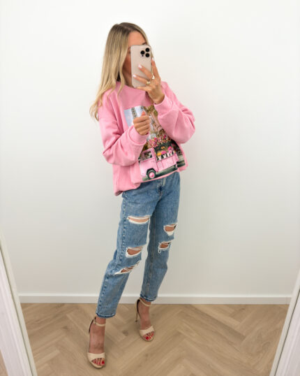 Różowa Bluza Damska Paris prezentowana przez młodą dziewczynę