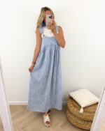 Lniana Sukienka Niebieska Ogrodniczka w Paski Maxi prezentowana przez młodą dziewczynę